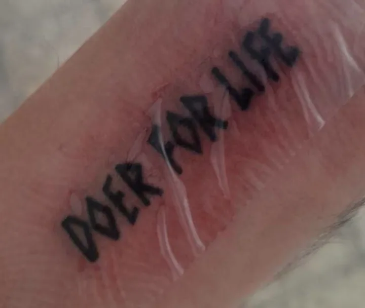 تتوی Doer For Life روی دست یکی از اعضا